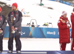 ドイツのスキーヤーたちが冬季パラリンピックの表彰台でロシア人に背を向けている