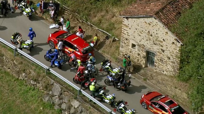 ラ・ブエルタでのアングリルの登山中に親パレスチナ支持者が道路を封鎖