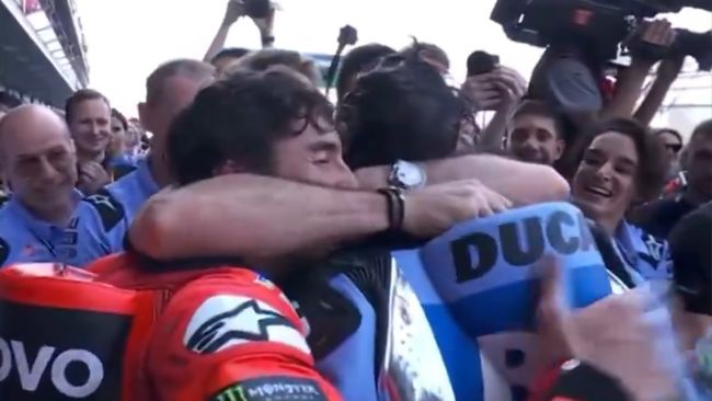 2人の兄弟が初めてモーターサイクル競技会で表彰台の頂点に立つ