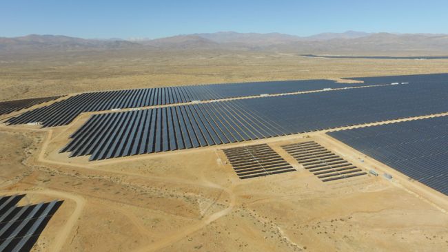現在、太陽光発電はカリフォルニア州のエネルギーミックスを支配しています