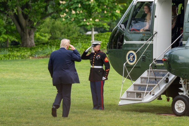 トランプは2027年に過去最高の150億ドルの軍事予算を提示(2026年の9,000億ドルから増加)