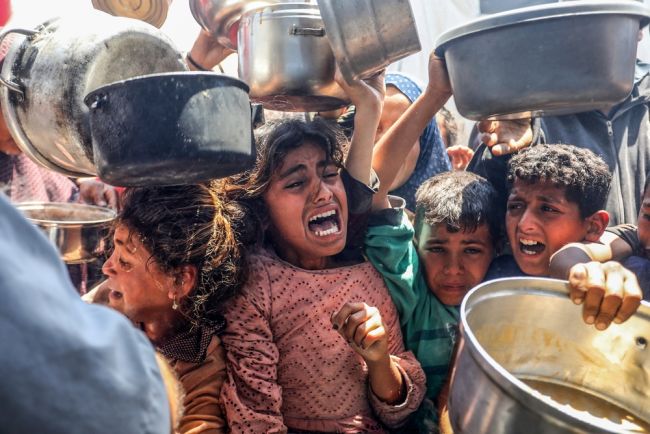 イスラエル、ガザ攻勢を再開、限定的な援助物資の入国が始まる