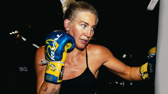 アメリカのミカエラ・メイヤーがメアリー・スペンサーを破り、スーパーウェルター級新統一世界チャンピオンに