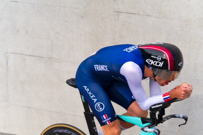 フランスのプロサイクリストがトレーニング中に車に轢かれ、「何も記憶がない」