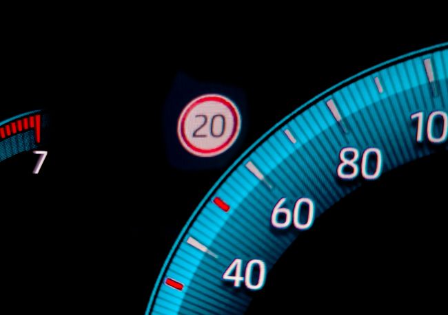 EUで販売される新車には、恒久的なスピードリミッターが取り付けられます