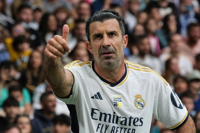 バルセロナでは、ルイス・フィーゴがVIPとしてスタンドからバルサ対PSG