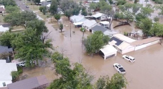 テキサス州の洪水では、救助活動が続く中、少なくとも80人が死亡