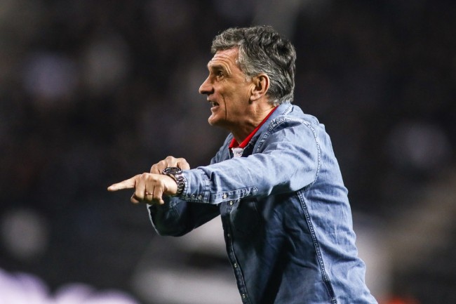 オリンピアコスの監督、バルサ戦の主審に不満を漏らす:「試合に入るとすぐに、彼らは私たちを連れ去った」