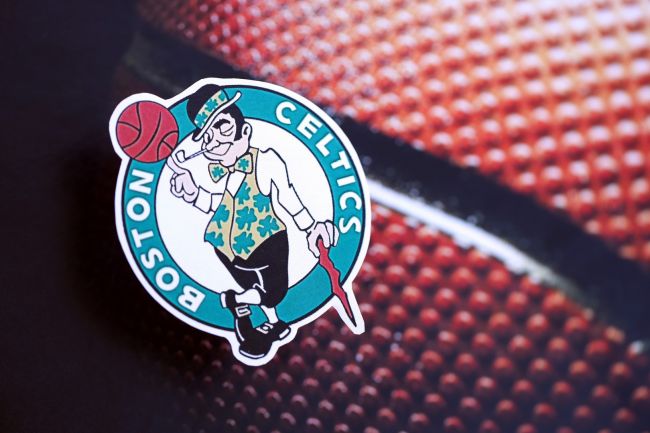 NBA準決勝で糸からぶら下がっているディフェンディングチャンピオンのボストン・セルティックス