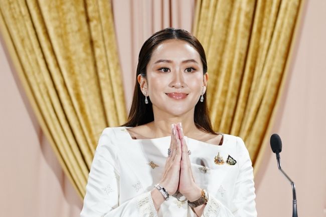 タイ首相、電話スキャンダル漏洩で追放