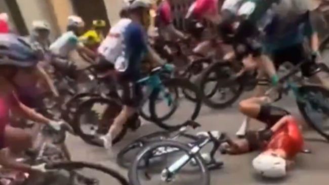 スペインのレースで女性が自転車を押すのは意図的ではなかった、と地元メディアは言う