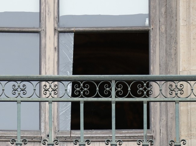 ルーヴルの宝石強奪事件でさらに4人が拘束されたが、盗まれた宝物は依然として行方不明だ