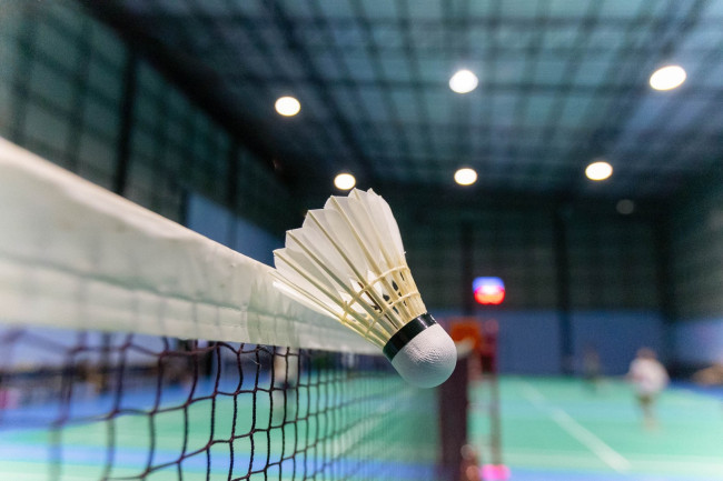 バドミントン選手は新ルールで試合を短縮するため、21点から15点に分けられます