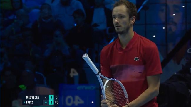 メドベージェフはトリノで冷静さを失い、試合中にラケットでふざけます