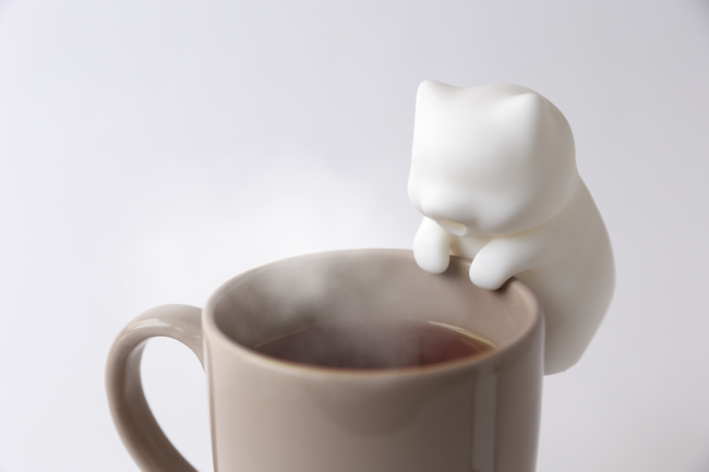 このミニロボットは、あなたのためにコーヒーを冷やすように設計されています