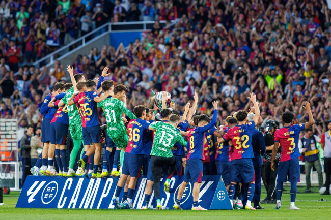 FCバルセロナがエル・クラシコで2-0の勝利を収め、連続リーグタイトルを獲得