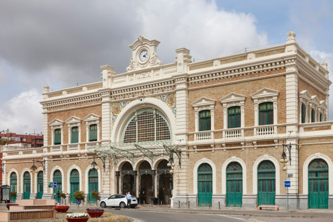 スペイン南東部で通勤列車がクレーンに衝突、軽傷者が報告